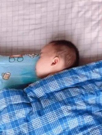 你永远猜不到人类幼崽被子下的睡姿！看到第一个已笑疯哈哈哈哈哈