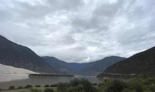 西藏行旅——雅鲁藏布江南春，寂寞沙洲隔岸冷