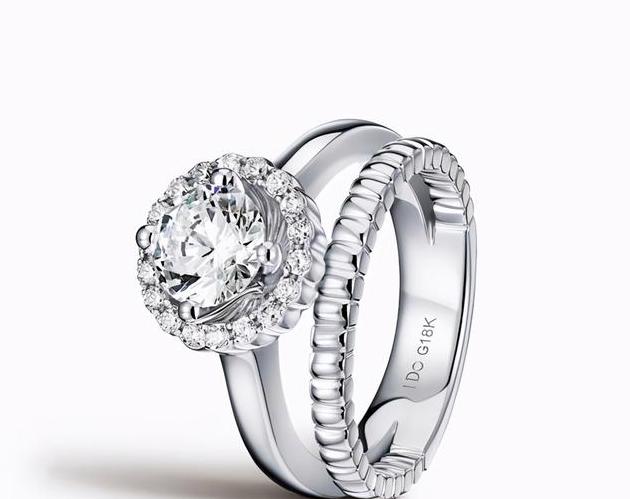 结婚戒指是夫妻的专属物品，两人在戒指上刻什么字好呢