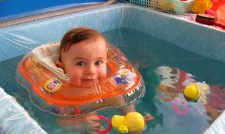 宝宝第一次游泳的说说 婴儿遇见水的开心你不懂