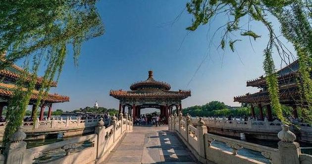 北京北海公园览胜（七律）