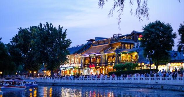 后海，老北京生活的一面镜子。吹拉弹唱，离不开这一池湖水