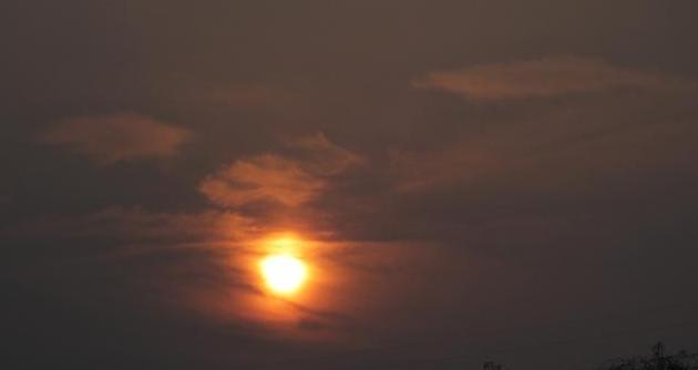 湖北宜昌：二月初二，天上太阳云彩酷似“龙头”