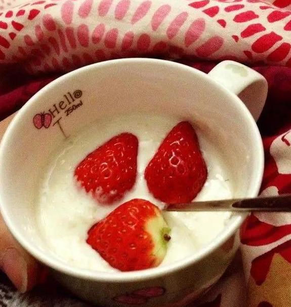 最美的事丨当草莓遇上一杯酸奶